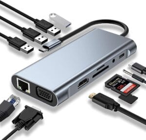 Grijs USB-C docking station met aangesloten kabels voor HDMI, VGA, Ethernet, audio, SD-kaarten en meerdere USB-apparaten