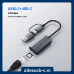 Grijze netwerkadapter met dubbele connector en aluminium behuizing, tekst "USB3.0+USB-C 2.5Gbps"