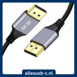 Twee uiteinden van een grijze 8K DisplayPort-kabel met een modern metalen ontwerp en versterkte kabeluiteinden