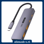 Grijze USB-C hub van allesusb-c.nl met 4 poorten (2x USB-A en 2x USB-C) en oranje accenten die 10Gbps snelheid aanduiden.