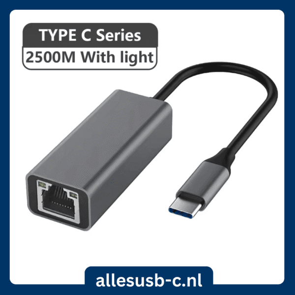 Grijze USB-C netwerkadapter met 2500Mbps snelheid en actieve LED-lampjes op de poort