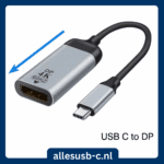Een grijze USB-C naar DisplayPort adapter met een pijl die de signaalrichting van USB-C naar DP aangeeft.