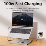 Laptop op een standaard die wordt opgeladen via de 100W Power Delivery poort van de geïntegreerde USB-C hub.