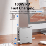 Achterzijde van de hub met een voedingskabel aangesloten, die 100W PD snelladen en stabiele stroomtoevoer voor de SSD toont.