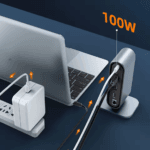 Laptop die snel wordt opgeladen via de 100W Power Delivery (PD) poort van de USB-C docking station.