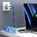 Laptop verbonden met de hub en een muurlader, met grote blauwe '100W' tekst die de oplaadsnelheid aangeeft.