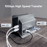 USB-C docking station 10Gbps in actie met aangesloten USB-C en USB-A kabels voor razendsnelle gegevensoverdracht