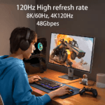 Gamer achter een monitor met 120Hz verversingssnelheid en 48Gbps bandbreedte via HDMI 2.1.