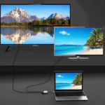 2-in-1 Type-C naar dubbele HDMI splitter kabel aangesloten op een laptop en twee grote beeldschermen
