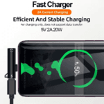 Smartphone scherm toont opladen via compacte zwarte USB-C en audio adapter