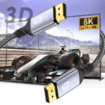 Raceauto op een gebogen scherm dat de 3D en 8K mogelijkheden van de kabel demonstreert