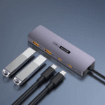 Close-up van de hub met 4 connectoren (2x USB-stick en 2x USB-C kabel) klaar om verbonden te worden met de 10G poorten.