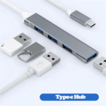 USB-C hub met vier USB-sticks en randapparatuur aangesloten