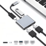 4-in-1 USB-C hub met twee HDMI-poorten, een USB 3.0 poort voor data en een PD-poort voor snel opladen