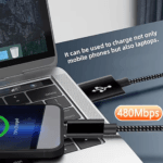 Laptop en smartphone verbonden met zwart-witte gevlochten kabel, toont data overdracht
