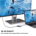 MacBook verbonden met externe monitor toont helder blauw ijslandschap in 4K resolutie