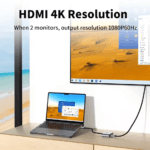 Laptop verbonden met externe monitor toont scherp 4K woestijnlandschap via UnnLink adapter