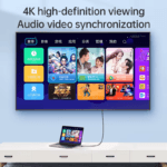 Laptop aangesloten op een grote TV via een USB-C naar HDMI kabel voor 4K video.