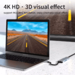 MacBook Pro verbonden met een groot scherm via HDMI, met een scherp beeld van een weg in een landschap.