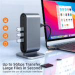 Drie USB-sticks aangesloten op de USB 3.0 poorten van de USB-C hub voor 5Gbps dataoverdracht.