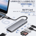 Laptop verbonden met de hub, illustrerend dat de USB 3.0 poort 5Gbps snelheid biedt en de SD/TF sloten 480Mbps.