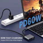 Laptop aangesloten op stroom via de USB-C hub met tekst PD 60W Fast Charging