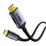Close-up van de grijze aluminium HDMI connector met '8K 60Hz' tekst en stevige trekontlasting.