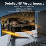 Een monitor toont een gedetailleerde sportauto in 8K resolutie, wat de scherpte van 7680x4320 pixels demonstreert.