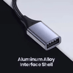 Close-up van grijze aluminium behuizing USB-C verloopstekker