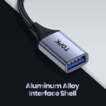 Close-up van aluminium behuizing en blauwe USB-A poort