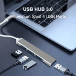 Zilveren USB hub aangesloten op MacBook via USB-C stekker