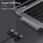 Zilveren USB hub aangesloten op laptop zijkant zonder blokkade