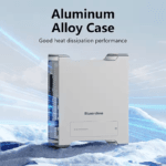 De zilveren behuizing van de hub in een koele omgeving, wat de superieure warmteafvoer van het aluminium materiaal benadrukt.