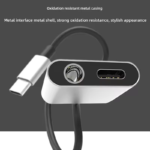 Vooraanzicht van de metalen connectoren van de zilveren adapter met focus op duurzaamheid