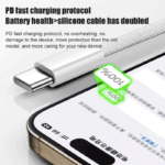 Smartphone met 100% batterij status aangesloten op witte gevlochten oplaadkabel