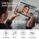 Persoon kijkt film op tablet met professionele in-ear oortjes aangesloten via de USB-C versterker