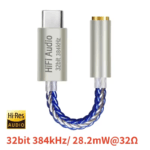 Close-up van de blauw gevlochten USB-C naar jack adapter met 32bit 384kHz tekst