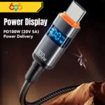 Detailopname van USB-C plug met digitaal scherm en oranje accent dat 100W laadsnelheid toont
