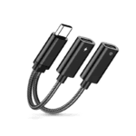 Detailopname van de vrouwelijke USB-C poorten voor audio en snelladen