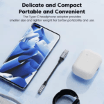 Toocki adapter naast smartphone en draadloze oortjes case op tafel