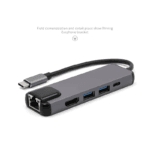 Volledig overzicht van de compacte 5-in-1 USB-C docking station met geïntegreerde aansluitkabel.