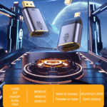 Twee compacte 8K-adapters (DisplayPort en USB-C) met aluminium behuizing en vergulde connectoren zwevend in beeld.
