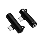 Twee zwarte USB-C naar 3.5mm jack adapters voor en achterkant