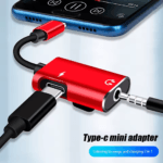 Smartphone verbonden met rode audio dongle en oplaadkabel