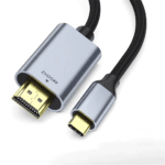 Close-up van een zilveren USB-C naar HDMI kabeluiteinde.
