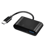 De zwarte USB-C adapter losstaand op een witte achtergrond