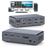 Professionele werkplek die laat zien hoe een desktop PC en een laptop tegelijkertijd verbonden zijn met dubbele monitoren via de KVM switch