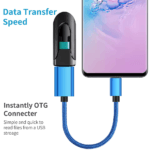 Blauwe USB-C adapter aangesloten op telefoon voor bestandsoverdracht