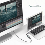 Een laptop die via de adapter is aangesloten op een externe monitor, wat de eenvoudige "Plug and Play" functionaliteit demonstreert.