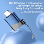 Compacte blauwe USB-C adapter zwevend in de lucht, reisfriendelijk ontwerp